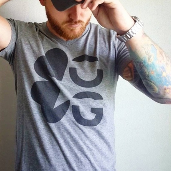 O'Grada Men's Classic Grey V-Neck - Picture 2 of 5